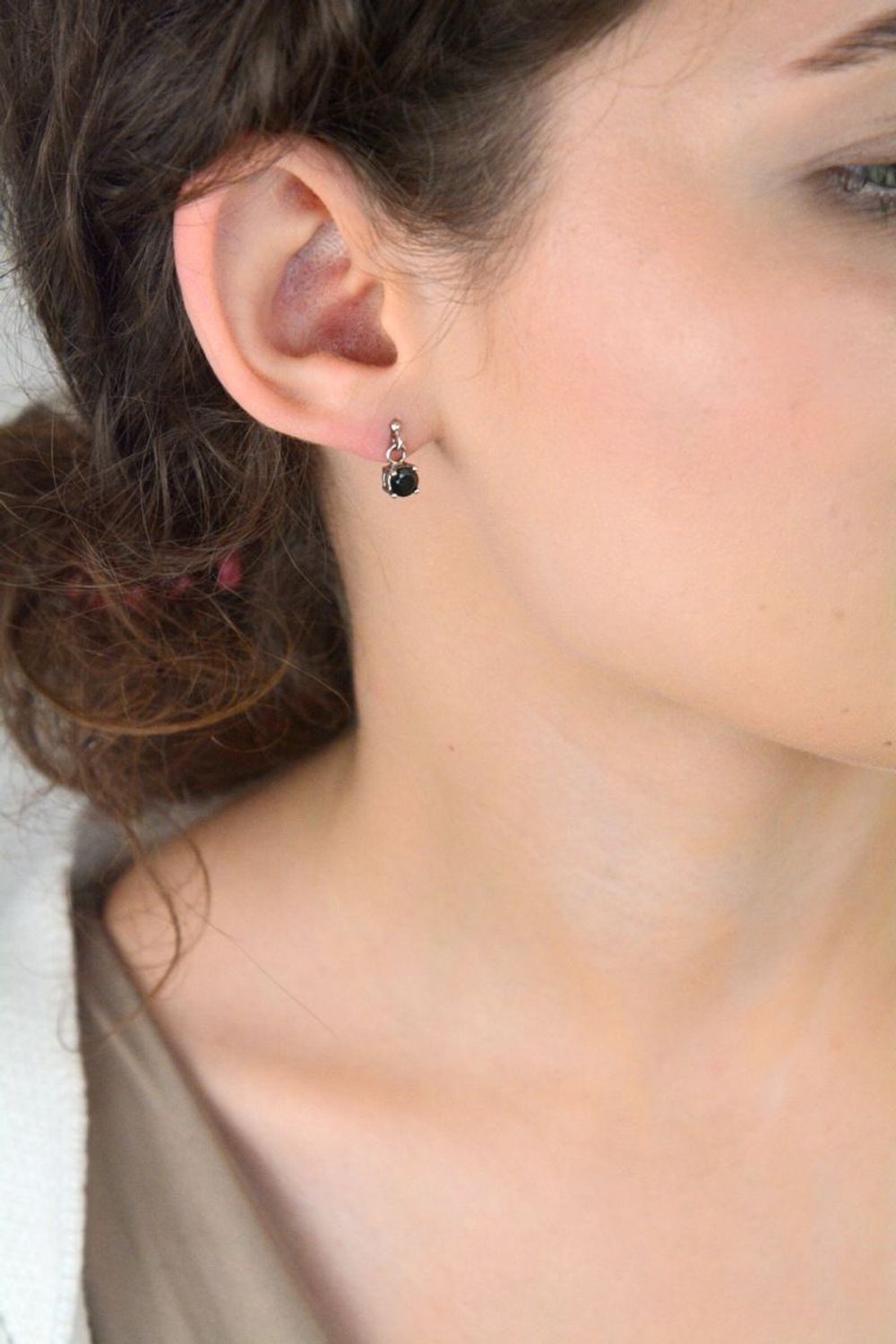 Srebrne kolczyki z ciemnogranatowym kamieniem na sztyft KM 464szafir – klasyczna elegancja.jpg